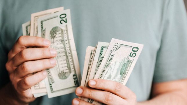 ¿a cuanto se calcula que estara el dolar y la inflacion durante el 2023 y 2024?