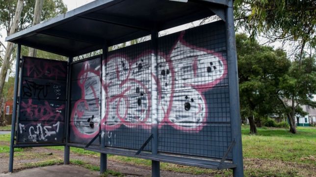 iba a tomar el micro, cuatro motochorros le apuntaron con un arma y le robaron todo