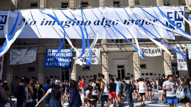 los alumnos del colegio nacional realizaron un emotivo festejo por el ultimo dia de clases