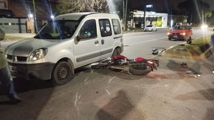 Buscan al conductor de un auto que chocó con dos motociclistas y los abandonó