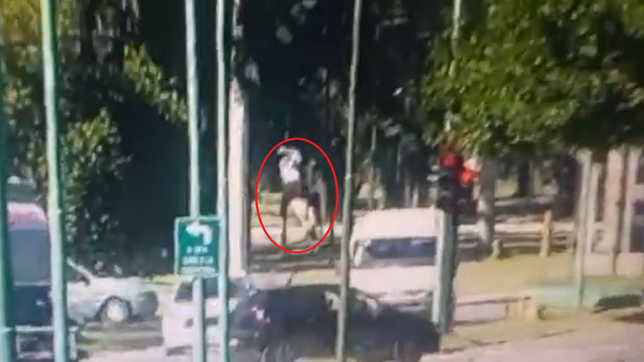 un motociclista protagonizo un brutal choque en ensenada, volo por los aires y termino internado