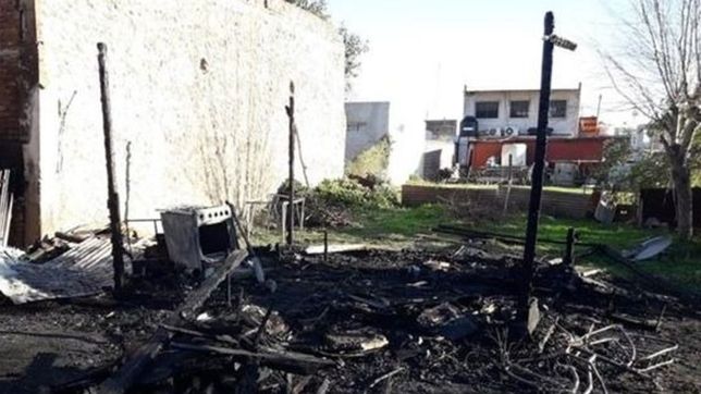 la plata: una pareja y su beba quedaron sin nada tras un incendio en barrio aeropuerto y piden ayuda