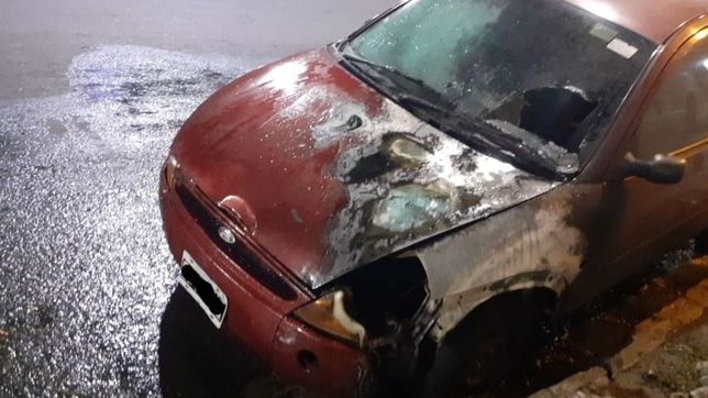 un hombre prendio fuego un auto estacionado frente a la cancha de estudiantes