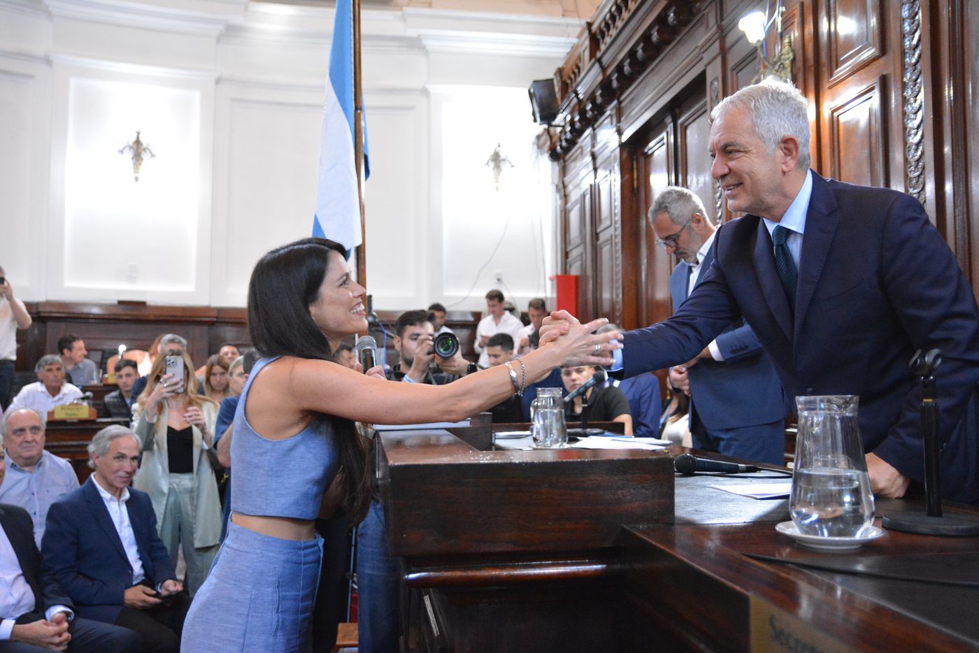 El saludo entre la concejala Josefina Bolis y el intendente Julio Alak el día de la jura de los nuevos ediles