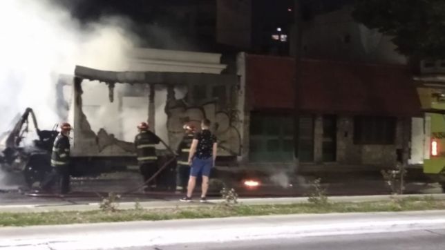 fuego, susto y tension en la plata: se quemo un camion frigorifico en plena diagonal 73