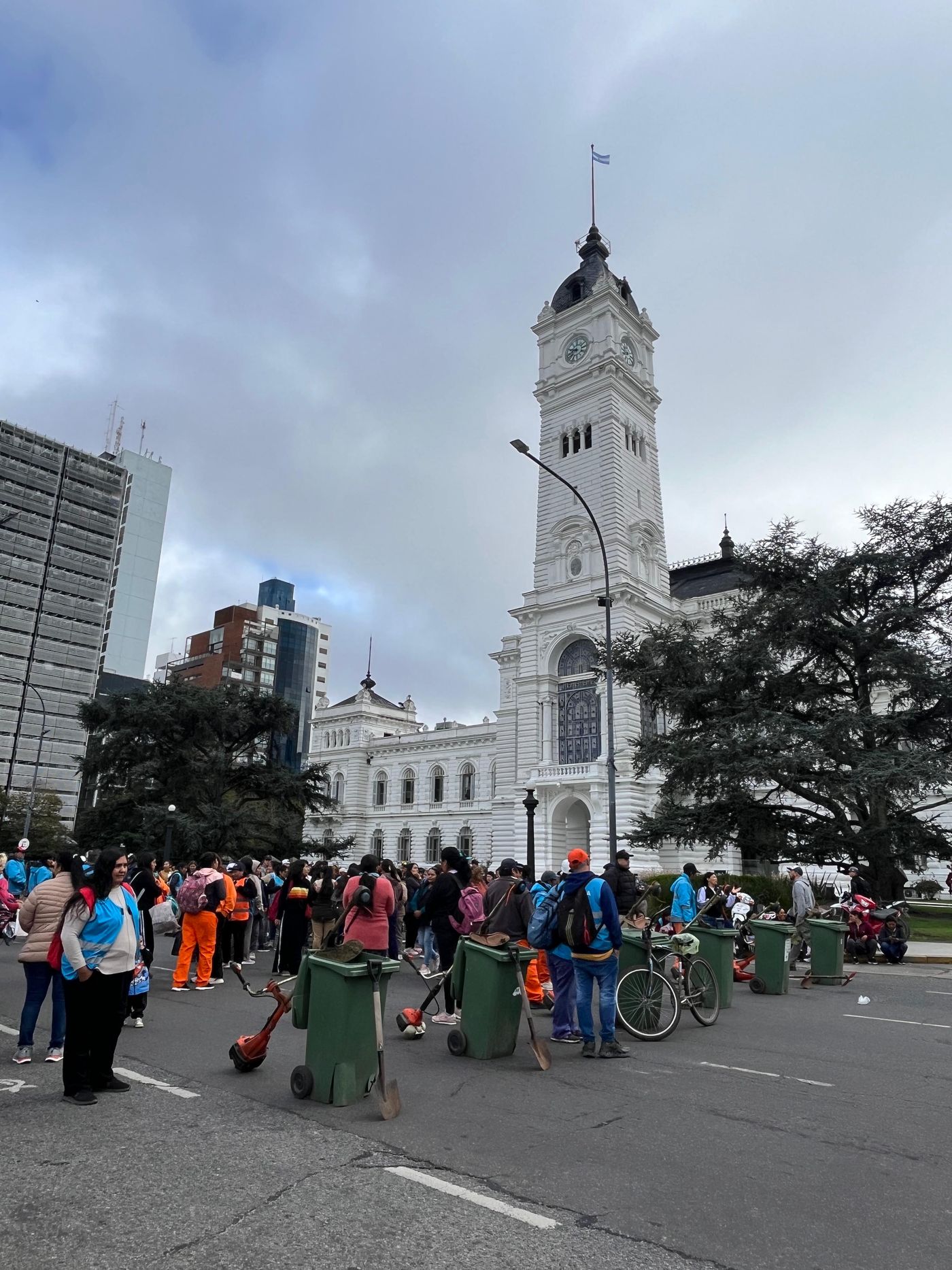 Los Cooperativistas se manifestaron frente a la Municipalidad de La Plata