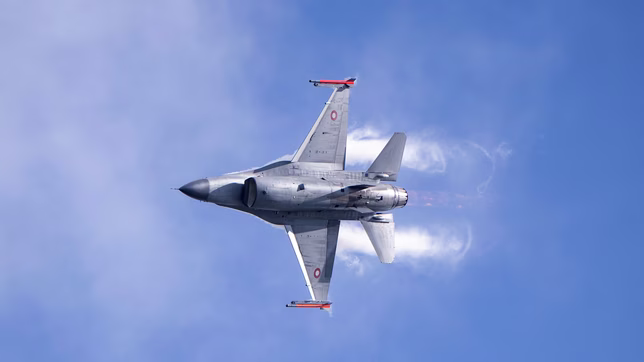 ¿que hacian los aviones militares que sobrevolaron el cielo de la plata?