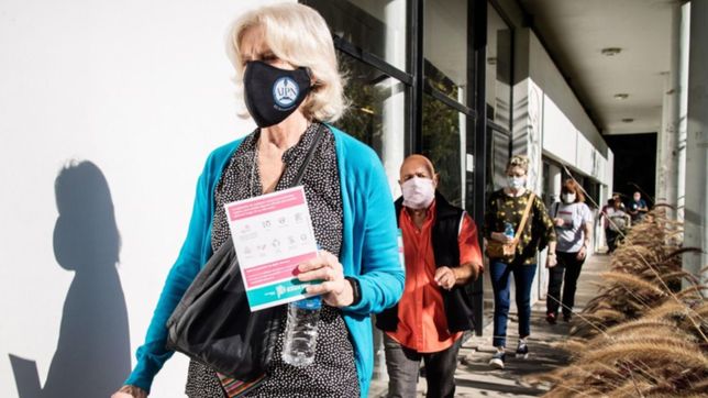 un reconocido infectologo hablo sobre el pase sanitario y la necesidad de seguir vacunando