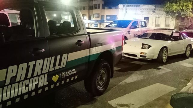 estaba alcoholizado, se puso a arar con el auto en plaza moreno y se lo secuestraron