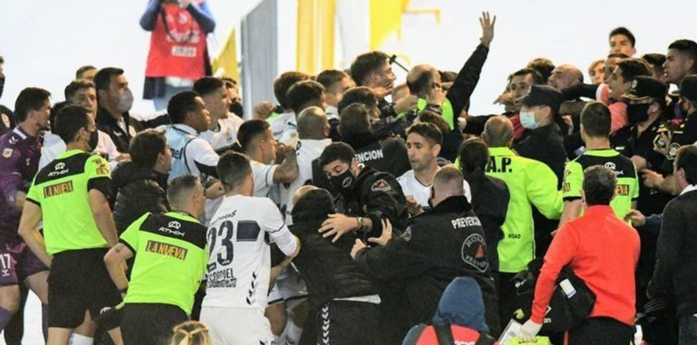pelea de jugadores de gimnasia y newell`s