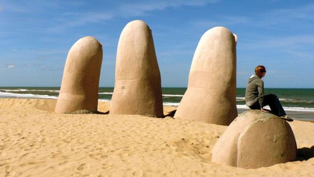 uruguay analiza vacunar a los turistas argentinos con dosis de pfizer y sinovac