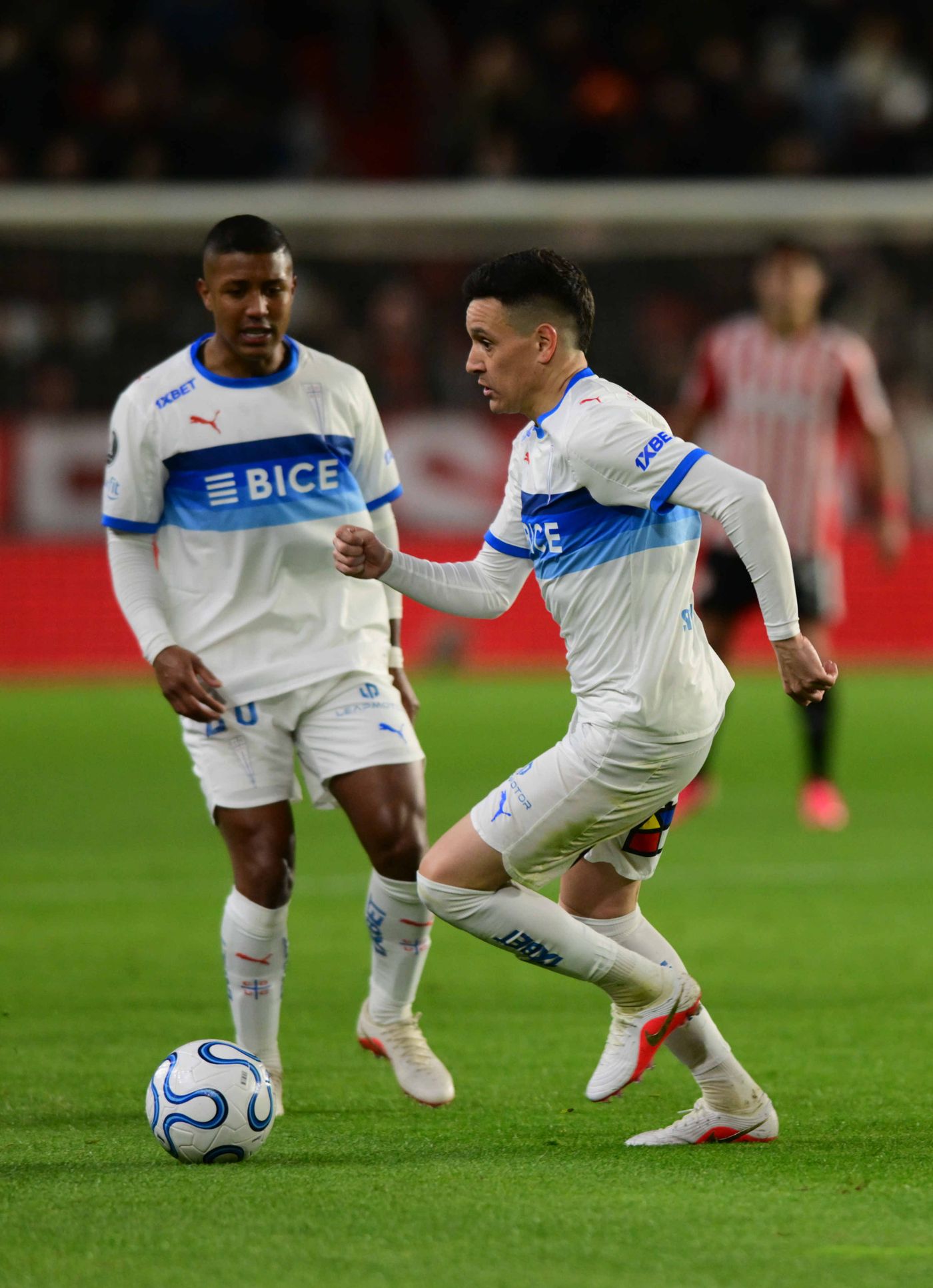 Fernando Zuqui defendiendo los colores de Universidad Católica ante Estudiantes.