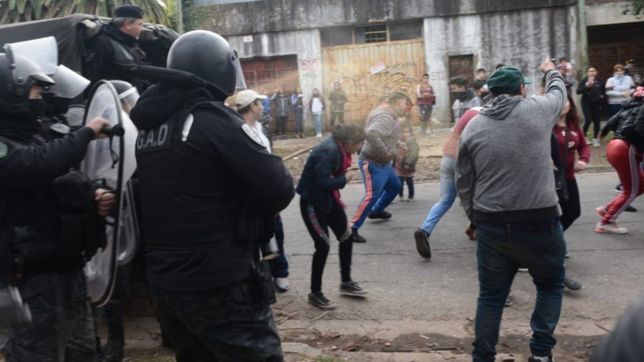 represion en el jardin de los abusos de la plata: la policia ataco a los padres