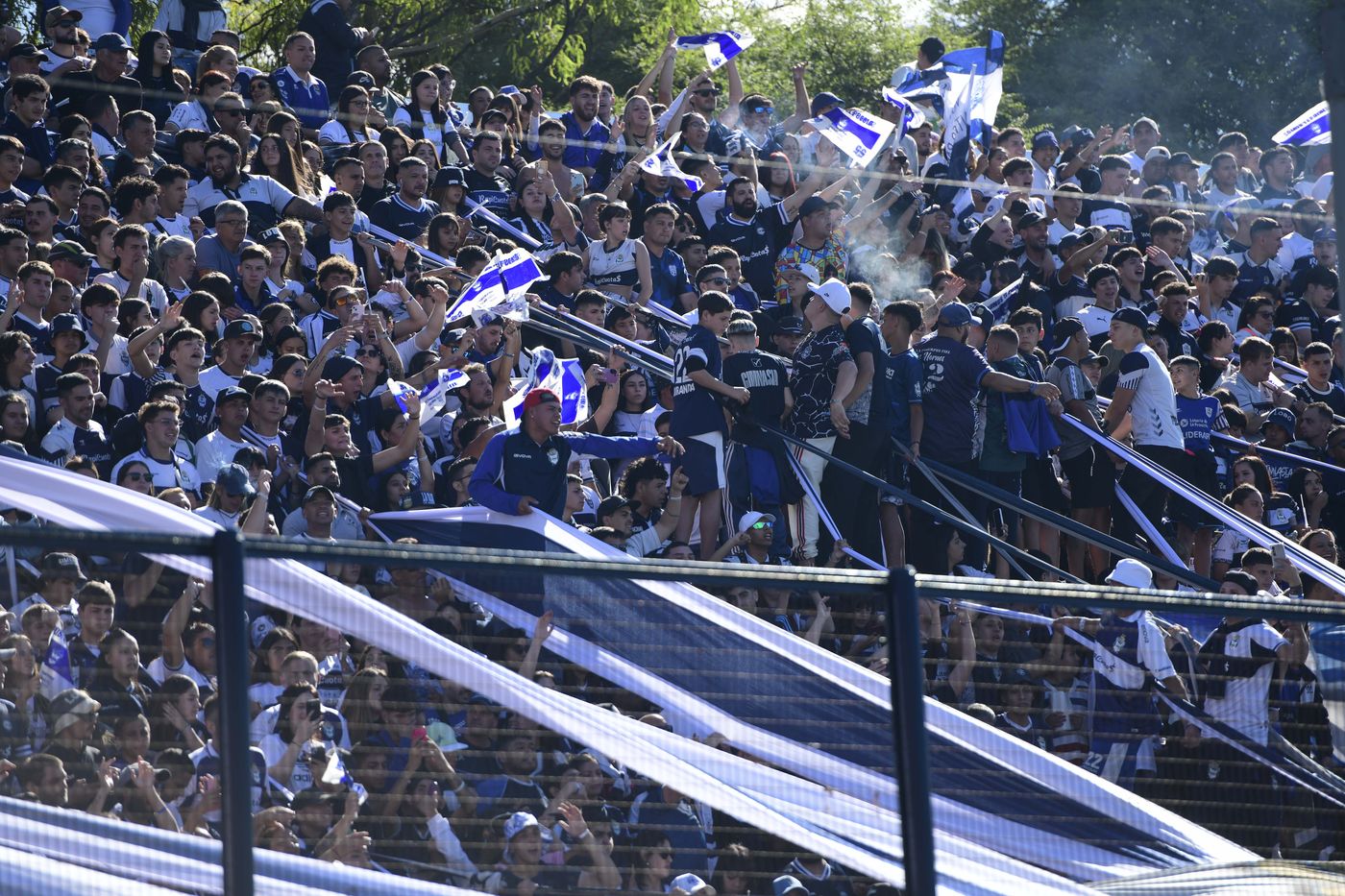 Gimnasia Estudiantes Clásico Platense Hinchada Bosque.jpg