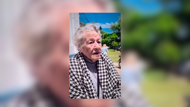 tiene 103 anos, es fanatica de gimnasia y voto en la plata con una sonrisa