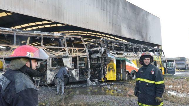 videos: se quemaron tres micros en un lavadero a metros del distribuidor del centenario