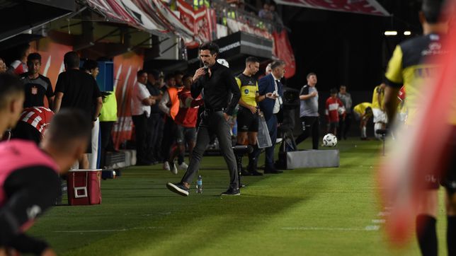 los numeros de eduardo dominguez: el estadio uno se convirtio en una fortaleza