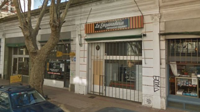 bajaron de la moto, entraron a la empanaderia y robaron la recaudacion en un minuto