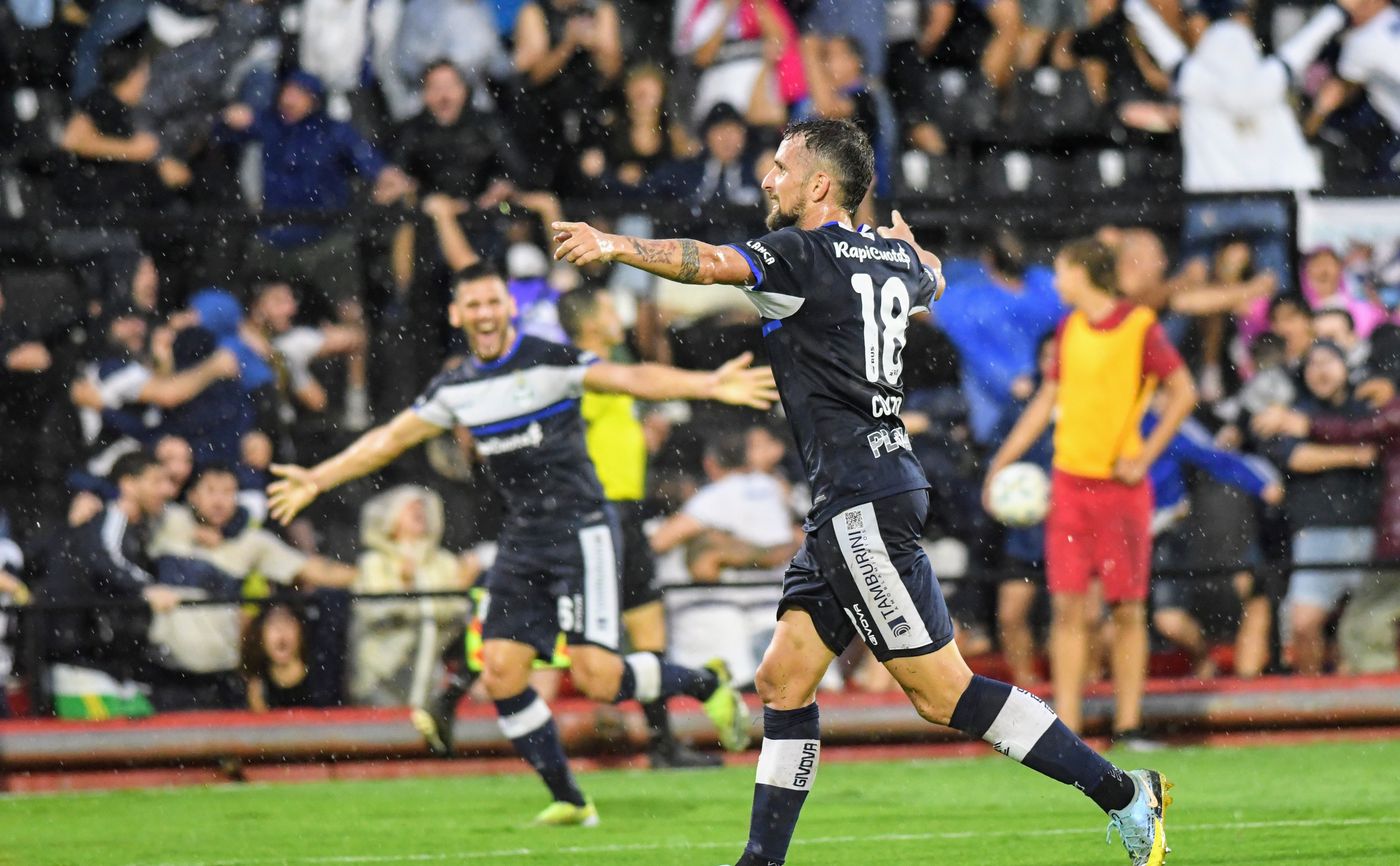 Gimnasia Colón Colazo gol.JPG