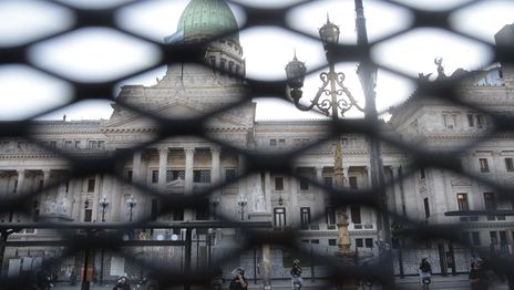 La Ley de Tierras se trata en el Senado en medio de una fuerte movilización al Congreso
