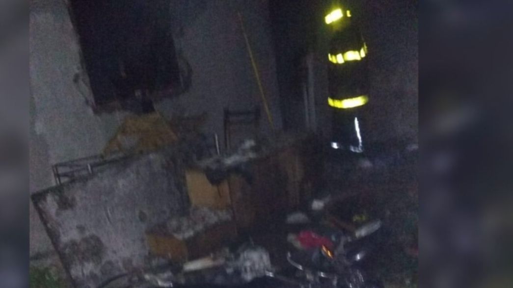 Un hombre incendió y destruyó por completo la casa de su ex pareja en La Plata