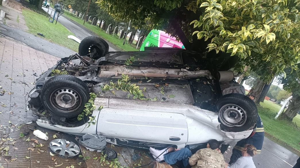 Choque, vuelco y milagro en La Plata