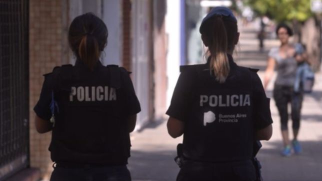 una policia de la plata denuncio haber sido violada por sus companeros en el bano de un polideportivo