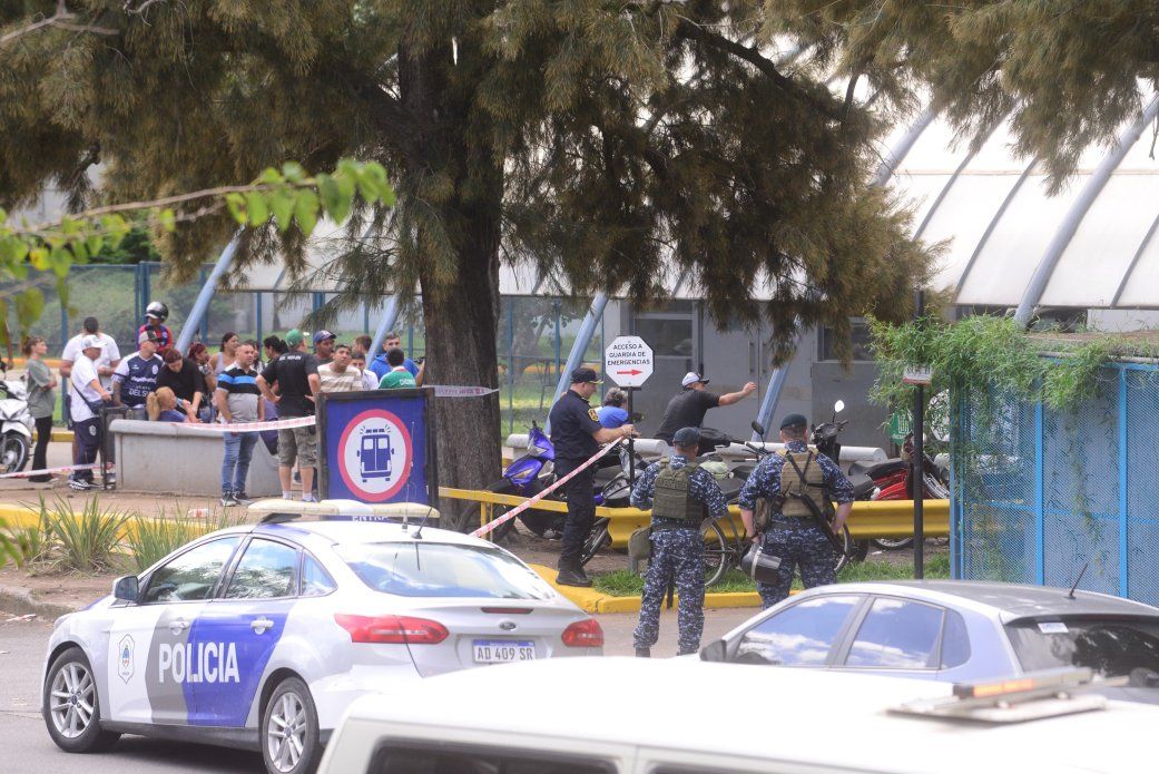 Enfrentamientos de la barra de gimnasia y la UOCRA en el Hospita del Gonnet (11).jpeg