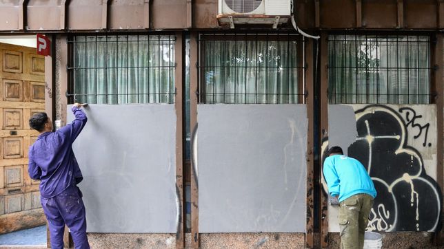 restauran frentes escolares, plazas y monumentos vandalizados en distintos puntos de la plata
