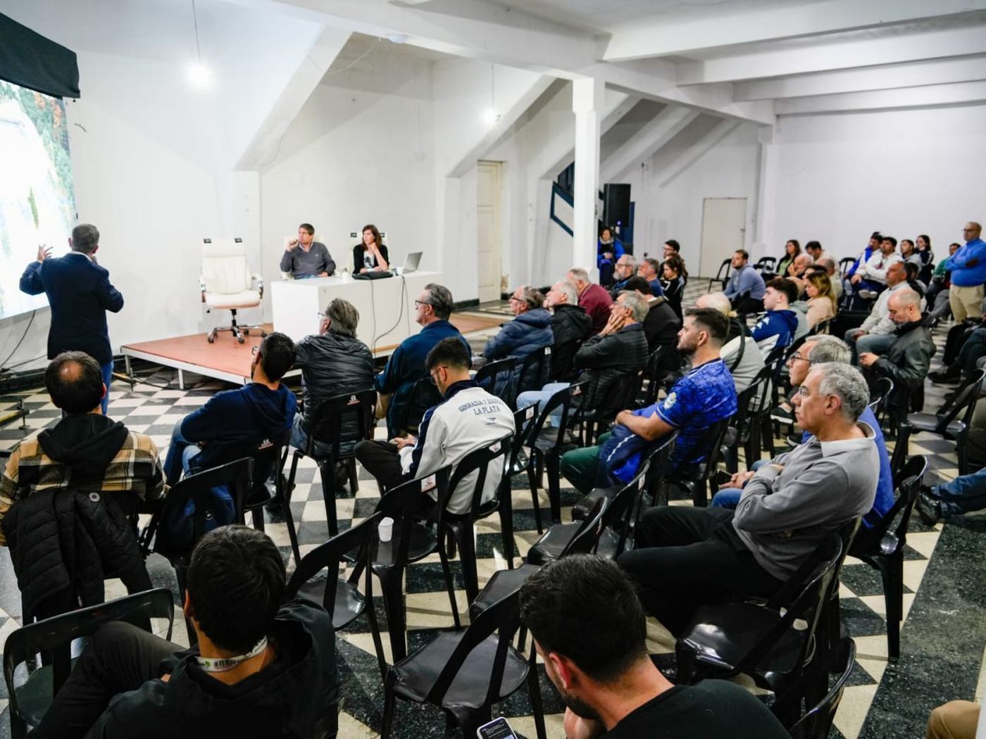 Socios y socias de Gimnasia vislumbrando el Proyecto 68 durante la ronda de consultas. Socios y socias de Gimnasia vislumbrando el Proyecto 68 durante la ronda de consultas.