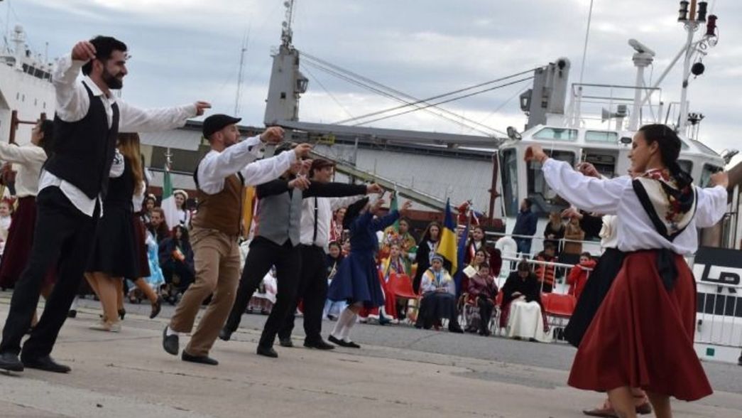 Con su clásica maratón y el encendido de la lámpara votiva, se desarrolla la Fiesta del Inmigrante