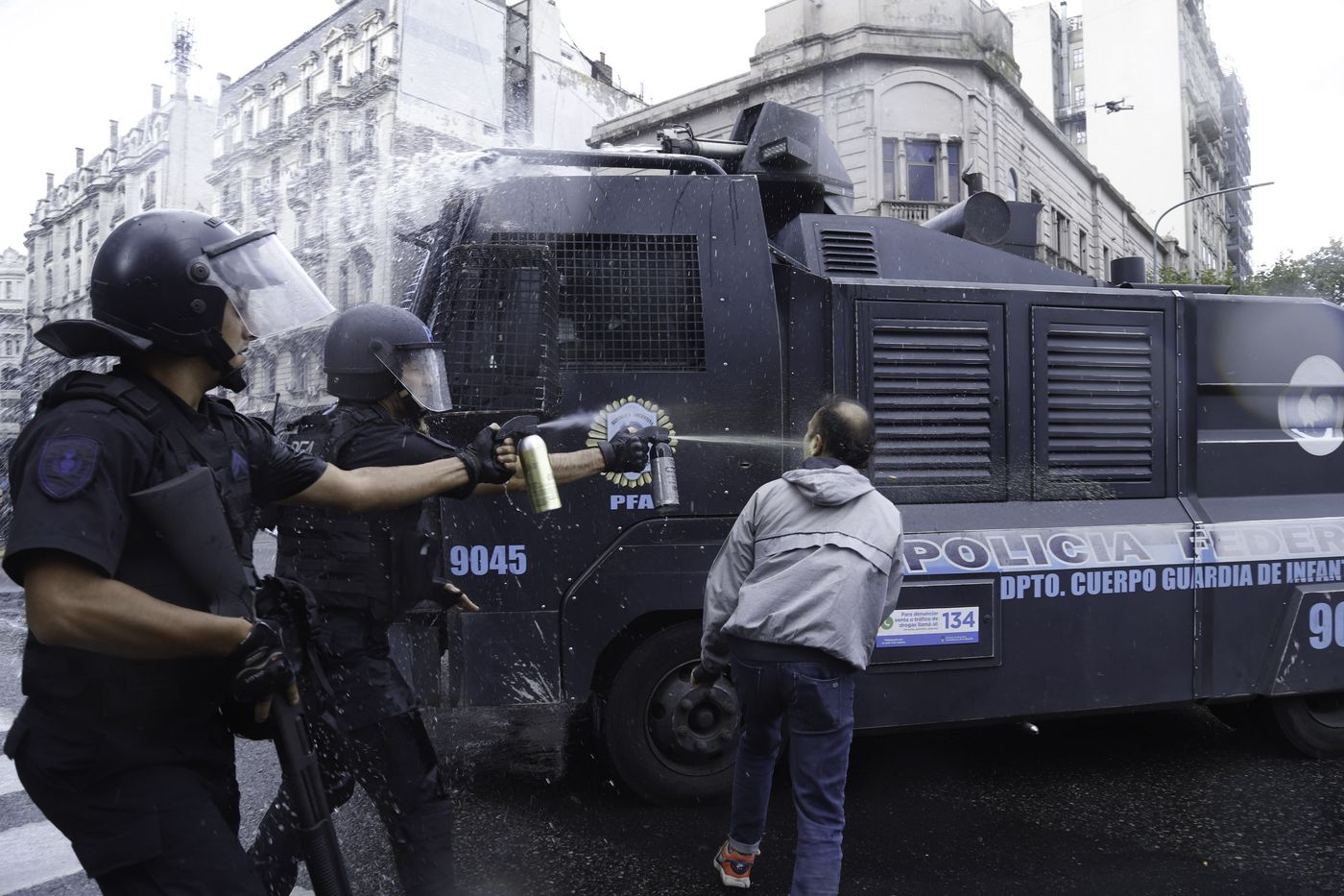 Incidentes y represión en el Congreso con jubilados e hinchas (6).jpg