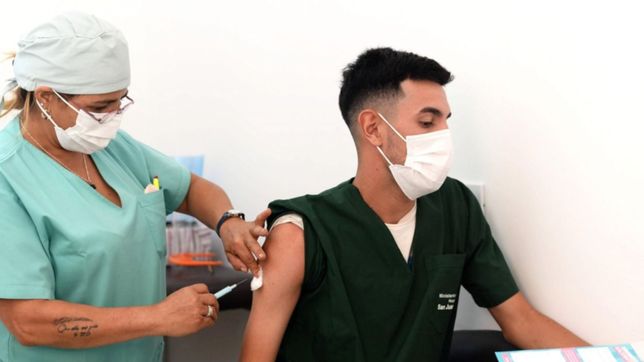 en fotos, asi se vivio el primer dia de vacunacion contra el covid en un hospital platense