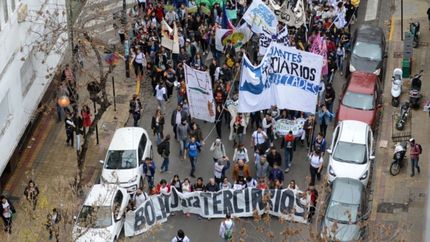 Terciarios, universitarios y docentes marcharon en el centro por el Boleto Estudiantil
