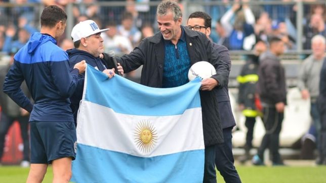 trajo a maradona para cuidarse el trasero, la dura frase contra el presidente del lobo