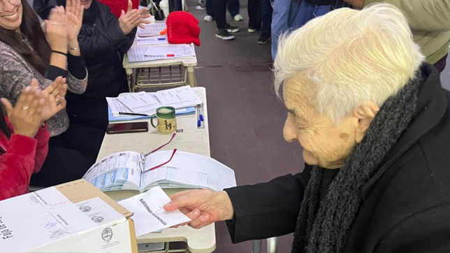 una mujer de 100 anos voto en una escuela de la plata y fue aplaudida por toda la mesa