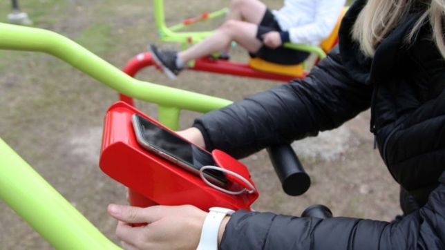 en la plata instalan juegos en los que hay que hacer ejercicio para cargar el celular