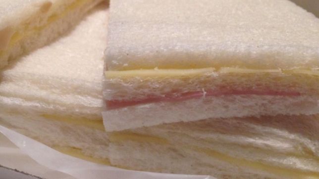 prohiben la venta de unos triples de miga porque no saben de donde son ni como los hacen