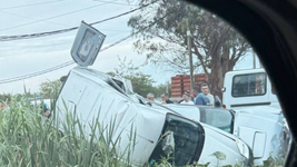 un violento choque en la plata termino con una camioneta volcada sobre otro vehiculo un violento choque en la plata termino con una camioneta volcada sobre otro vehiculo