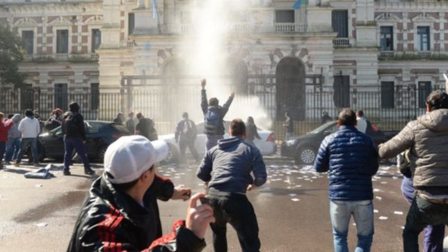 masiva marcha por el astillero: no vamos a dejar las calles hasta que se resuelva