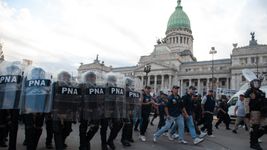 la ley de tierras se trata en el senado en medio de una fuerte movilizacion al congreso la ley de tierras se trata en el senado en medio de una fuerte movilizacion al congreso