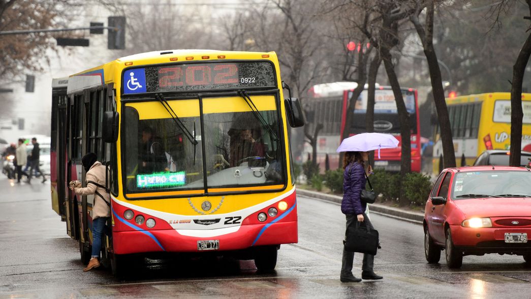 Horas decisivas en La Plata por el paro de micros de la UTA