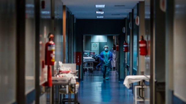 los casos de covid-19 siguen creciendo: ¿en que franja etaria se da el aumento y por que?