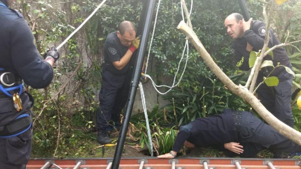 Bomberos rescataron a una anciana de 95 años que cayó a un pozo