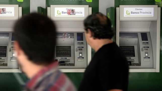 los bancos de la plata y la provincia cambian de horario y vuelven al regimen habitual