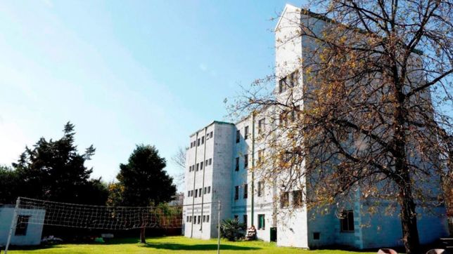 el albergue de la unlp ya recibio a vecinos del barrio jose luis cabezas con coronavirus