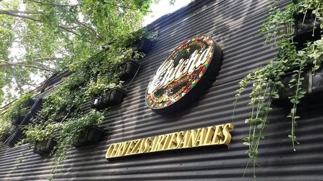 antidomingo ahumado: susto en el centro platense por un incendio en la cerveceria chicha