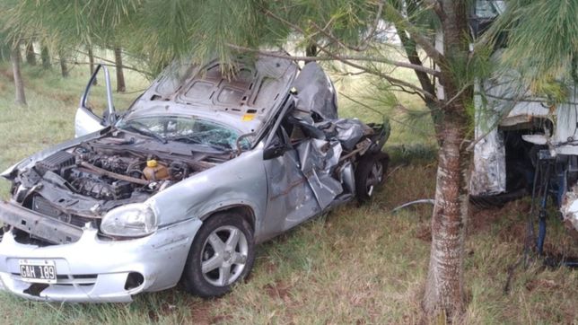 terrible choque entre un auto y un camion casi termina en tragedia en la ruta 2