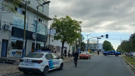 Piedrazos y un tiroteo frente a un supermercado de La Plata por una disputa entre dos grupos