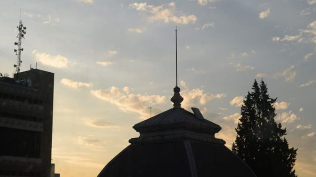 al final no llovio y el sabado amanecio con algo de sol, humedad y calor en la plata